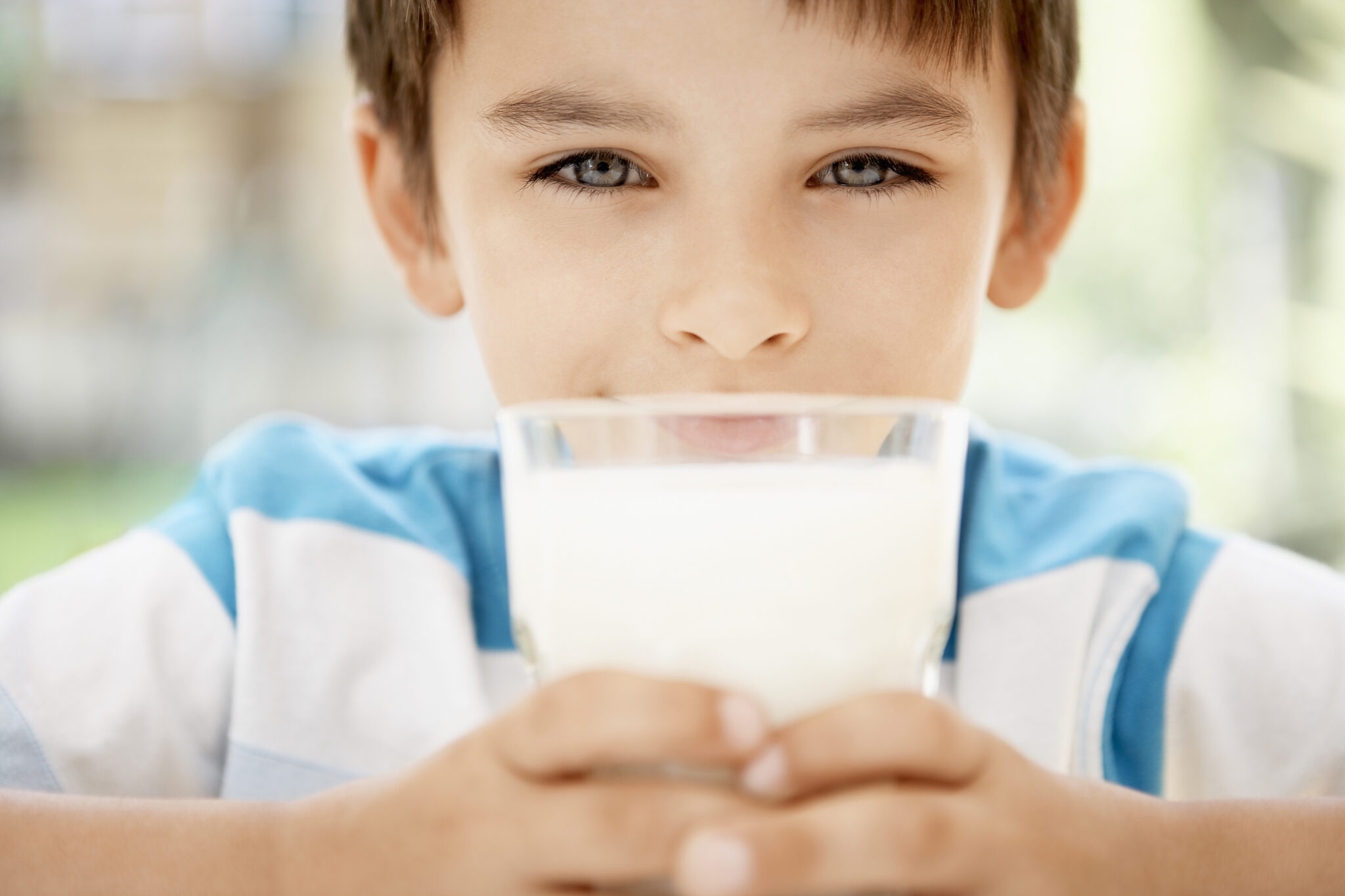شیر یکی از مواد غذایی مفید
