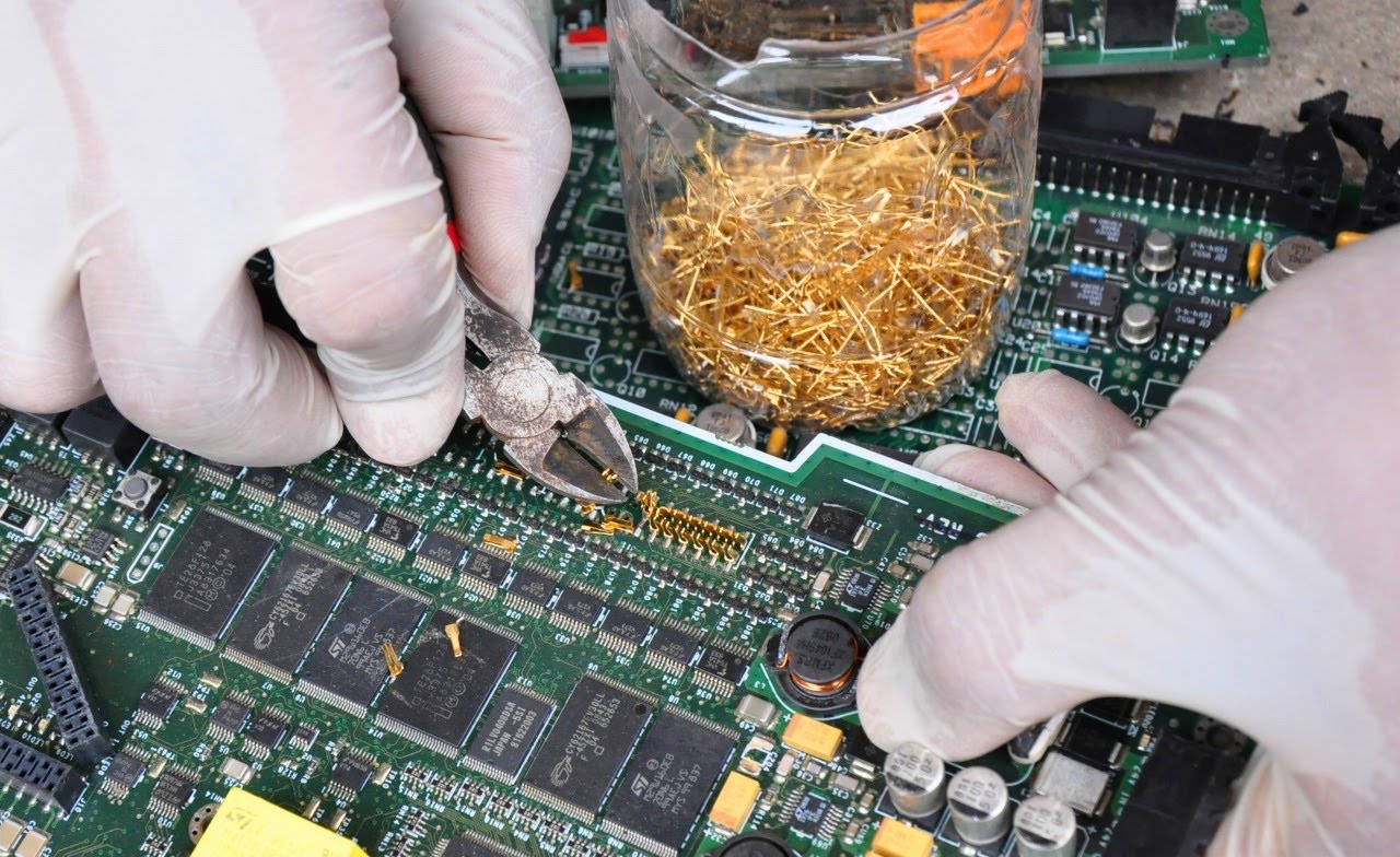 جدا کردن قطعات در بازیافت الکترونیکی برای طلا