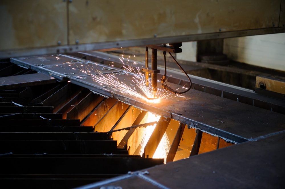 برشکاری قطعات فلزی در کارگاه برای ساخت و تولید قطعه 